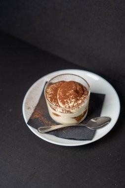 Ev yapımı tiramisu. Katmanları sünger keki, mascarpone ve çikolata soslu..