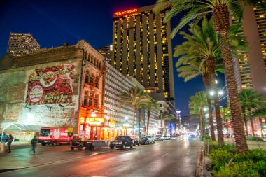 New Orleans 'ın şehir sokaklarında gece vakti yanan binalar görülüyor..