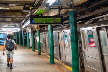New York Şehri, New York - 12 Haziran 2025: Metro treni New York 'taki metro istasyonuna varıyor..