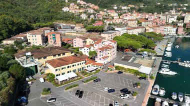 Ligurian kıyısındaki renkli evleri ve limanı olan Fezzano köyünün havadan görünüşü.