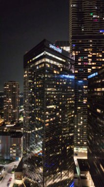 Şikago gökdelenlerinin hava görüntüsü gece drone 'dan nehir boyunca.