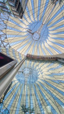 Berlin, Almanya - 25 Temmuz 2016: Mağazalar, insanlar ve mimari detaylarla dolu Das Center 'ın geniş bir iç mekanı.