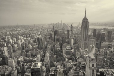 Gün batımında Manhattan şehir merkezinin gökdelenlerinin gökdelenleri New York 'ta ışıldayan şehir silueti.