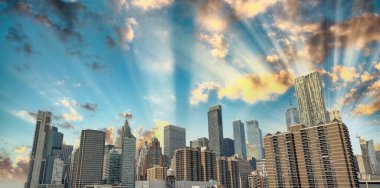 Manhattan şehir merkezinin panoramik manzarası. Günbatımı gökyüzü ve New York 'ta parlayan şehir ışıkları..