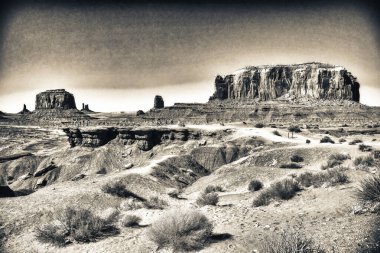 İkonik kumtaşı oluşumları ve kurak yaz arazisiyle anıt vadisinin manzarası.