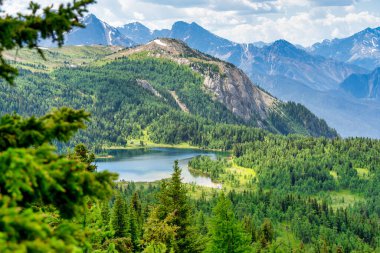 Sunshine Meadows Patikası 'ndaki turkuaz göller ve çayırların insansız hava manzarası..