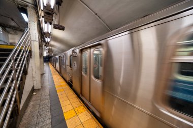 Metro treni New York 'taki metro istasyonuna varıyor..