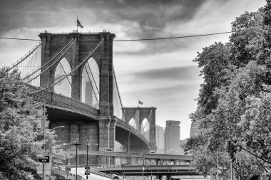 Brooklyn Köprüsü 'nün ikonik asma köprü yapısı kablolara ve kaldırımlara bakış açısıyla.