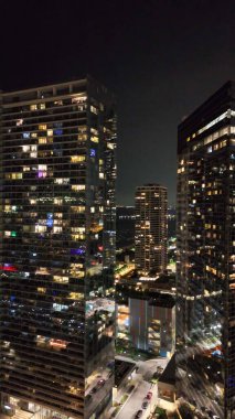 Şikago 'nun aydınlatılmış insansız hava aracı görüntüsü gece boyunca nehir boyunca yükseliyor..