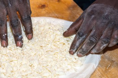 Kırmızı zemin üzerinde gurme pizzanın yakın plan görüntüsü dokuyu ve malzemeleri vurguluyor.