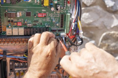 Ev inşaatı veya yenilenmesi sırasında elektrik tesisat sistemi kuran elektrikçi.