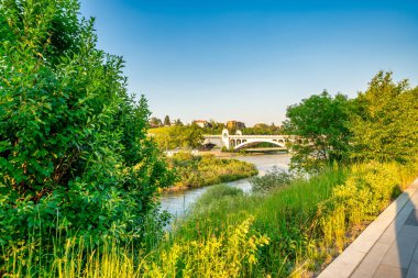 Günbatımında Calgary nehri boyunca güzel bir manzara..