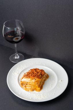 Zarif siyah arkaplan zengin doku ve renklere sahip yeni hazırlanmış yemeği vurguluyor.