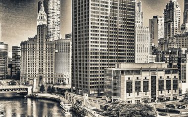 Chicago 'nun gökdelenleri Chicago Nehri' ni kaplayan panoramik insansız hava aracı görüntüleri.