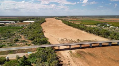 Carnarvon Avustralya yakınlarındaki Gascoyne Nehri ve yeşil bitki örtüsüyle manzaralı kırsal bölge..