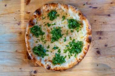 Lezzetli taze pişmiş pizza sıcak servis edilir ve masada yenmeye hazırdır..