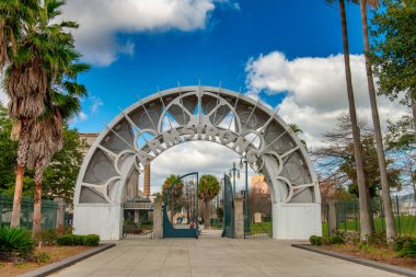 New Orleans 'taki tarihi Armstrong Mezarlığı' nda mezar taşları ve anıtlar.