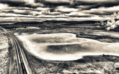 Yukarıdan, İzlanda 'dan gelen jeotermal enerji santralinden gelen sudan yapılmış Mavi Göl' ün havadan görünüşü.