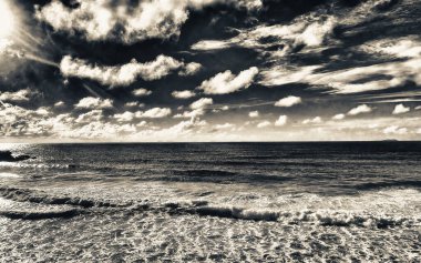 La Digue, Seyşeller 'deki Grand Anse Plajı. Güneşli bir günde tropikal kıyı şeridinin havadan görünüşü.