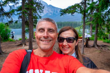 Romantik kaçamak: Jasper Ulusal Parkı 'nın manzaralı harikalarını ziyaret eden neşeli bir çift.