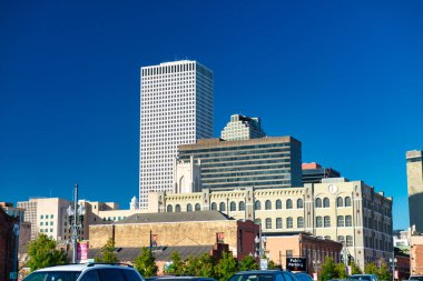 Güzel bir kış gününde New Orleans sokakları açık gökyüzünün altında binalarla doluydu..