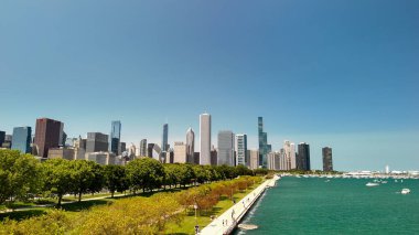 Şikago 'nun nefes kesici hava perspektifi parıldayan göl manzaralı silueti.