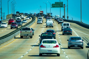 New Orleans, Los Angeles - 12 Şubat 2016: Otomobil ve kamyonlarla hareket eden New Orleans şehirlerarası şehir manzarası.