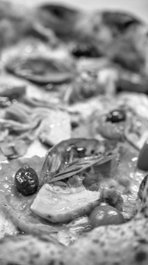 Geleneksel İtalyan pizzası güzel bir tabakta sunuluyor. Bir restoranda tadını çıkarmaya hazır..