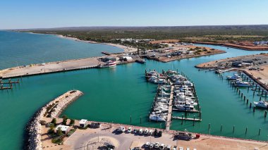 Exmouth Limanı 'nın batı Avustralya' yı, marinayı, kıyı şeridini ve çevresindeki taşrayı ele geçiren insansız hava aracı görüntüleri..