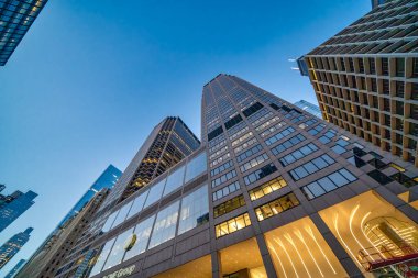 Şehir merkezindeki Chicago gökdelenlerinin muhteşem gece manzarası. Şehir nehri boyunca bir geziden..