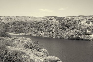 Mandu bölgesinin hava perspektifi engebeli kayaları, dereleri ve yemyeşil çöl bitkilerini gösteriyor..