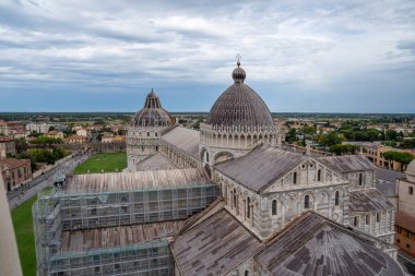 Piazza dei Miracoli, Toskana, İtalya 'daki Eğik Kule ve Katedralin Kuşbakışı Manzarası.