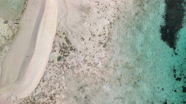 Mercan resifini ve açık tropikal denizi vurgulayan Pulau Karangan Komodo 'nun manzarası.