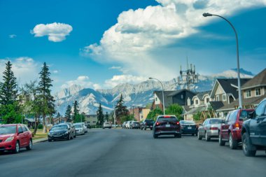 Jasper, Kanada - 17 Temmuz 2024: Güneşin batışındaki Jasper kasabasının göz kamaştırıcı manzarası, görkemli dağların üzerinde sıcak renkler