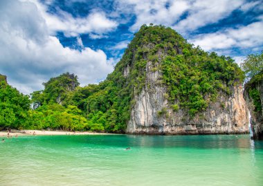 Tayland 'da kristal berrak suları ve el değmemiş doğasıyla el değmemiş Ko Lao Bile Sahili..