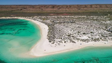 Exmouth Batı Avustralya yakınlarındaki Turkuaz Körfezi 'nin hava manzarası canlı mavi sular ve kumlu plajı gösteriyor..