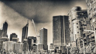 Gün batımında Elizabeth Quay 'deki binalar.