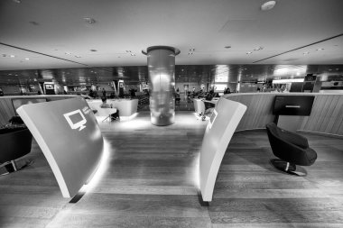 Doha, Katar - 14 Eylül 2025: Doha uluslararası havalimanında modern mimarinin yer aldığı geniş bir okuma ve bekleme alanı.