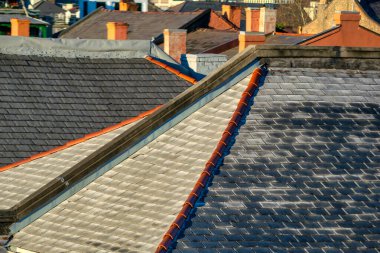 Kentsel evleri ve caddeleri olan NOLA mahallelerinin panoramik hava perspektifi.