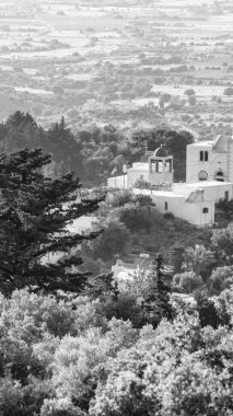 Geleneksel mimarisi ve bereketli Akdeniz bitkileriyle Kos 'un sahili..