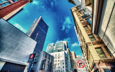 San Francisco, CA - 6 Ağustos 2017: Güneşli bir günde şehrin sokakları ve binaları.