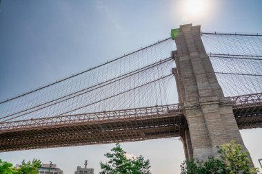 Iconic Brooklyn Köprüsü, Brooklyn Köprüsü Parkı 'ndan New York' ta yaz güneşinde görüldü..