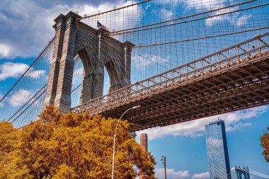 Iconic Brooklyn Köprüsü, Brooklyn Köprüsü Parkı 'ndan New York' ta yaz güneşinde görüldü..