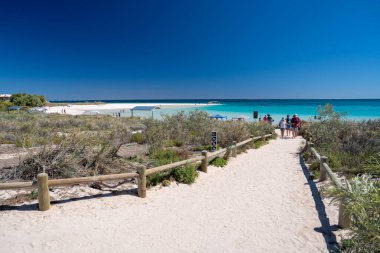Batı Avustralya 'daki Mercan Körfezi Sahili' nde el değmemiş beyaz kumlar ve kristal berrak turkuaz suları Ningaloo Resifi 'ne bitişik olarak bulunur...