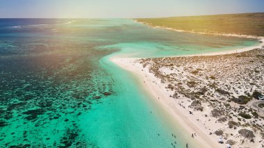 Exmouth Batı Avustralya yakınlarındaki Turkuaz Körfezi 'nin hava manzarası canlı mavi sular ve kumlu plajı gösteriyor..