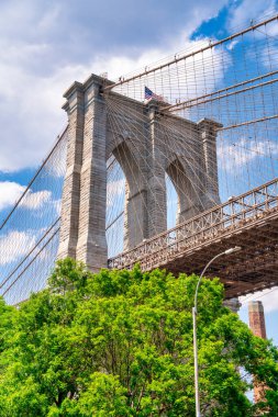Iconic Brooklyn Köprüsü, Brooklyn Köprüsü Parkı 'ndan New York' ta yaz güneşinde görüldü..