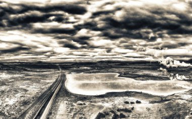 Yukarıdan, İzlanda 'dan gelen jeotermal enerji santralinden gelen sudan yapılmış Mavi Göl' ün havadan görünüşü.