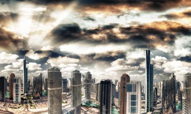 Gün batımında helikopterden Dubai 'nin panoramik hava görüntüsü, Birleşik Arap Emirlikleri.