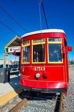 New Orleans 'taki tarihi tramvay kış güneşi altında şehir binalarının önünden geçiyor..