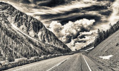 Yellowstone Ulusal Parkı 'ndan geçen yol, Wyoming..